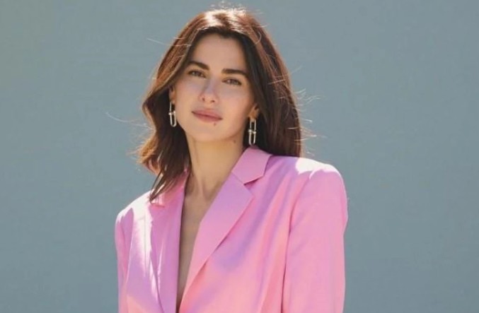 Bodrum'da tatiline devam eden Nesrin Cavadzade deniz sonrası sere serpe uzanarak güneşlendi - Resim: 8