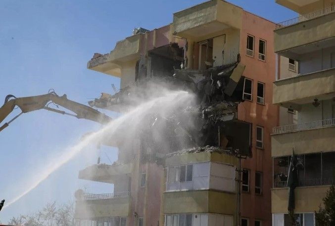 Acının karesi! Şanlıurfa'da depremde ağır hasar alan binalarının yıkımını böyle izlediler - Resim: 16
