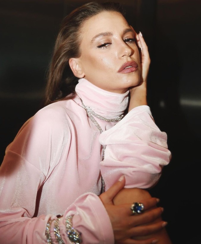 Serenay Sarıkaya markaları peşinden koşturuyor! Verdiği pozlarla herkesi mest etti... - Resim: 10