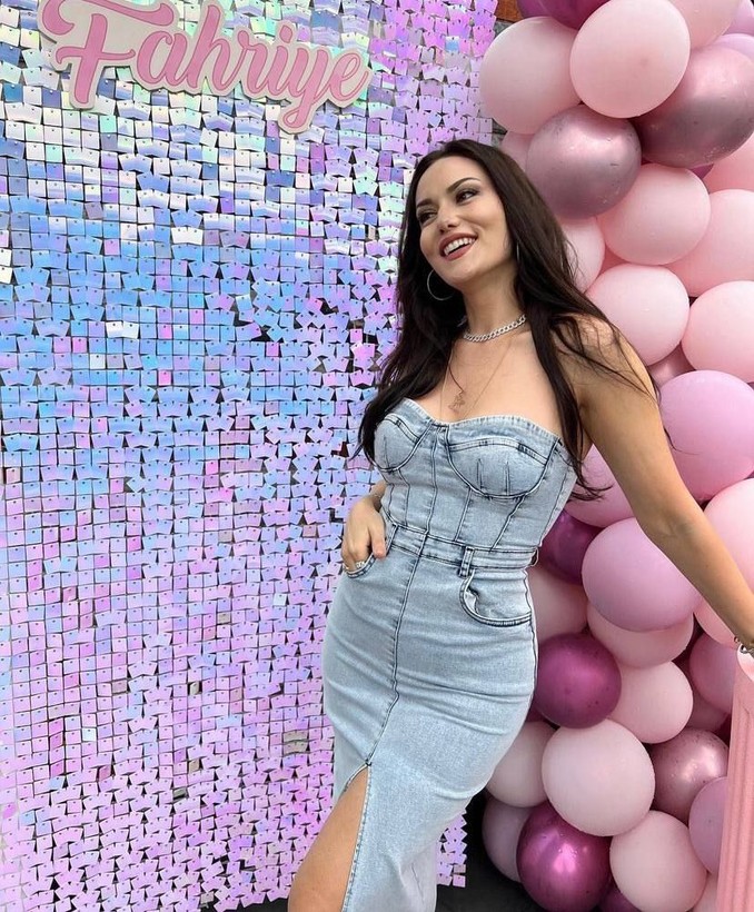 Burak Özçivit ile mutlu bir evliliği olan Fahriye Evcen 37. yaşını kutladı! Doğum günü pastası dikkat çekti - Resim: 10