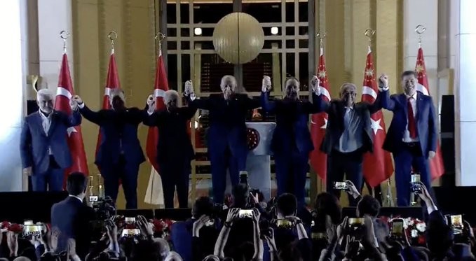 Ezber bozulmadı! Cumhurbaşkanı Recep Tayyip Erdoğan yüzbinlere balkon konuşmasını Külliye'den yaptı - Resim: 12