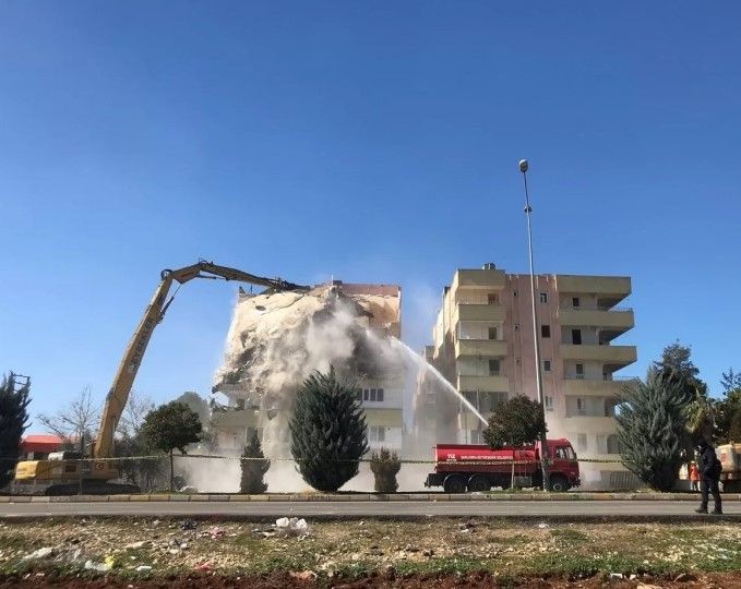 Acının karesi! Şanlıurfa'da depremde ağır hasar alan binalarının yıkımını böyle izlediler - Resim: 4