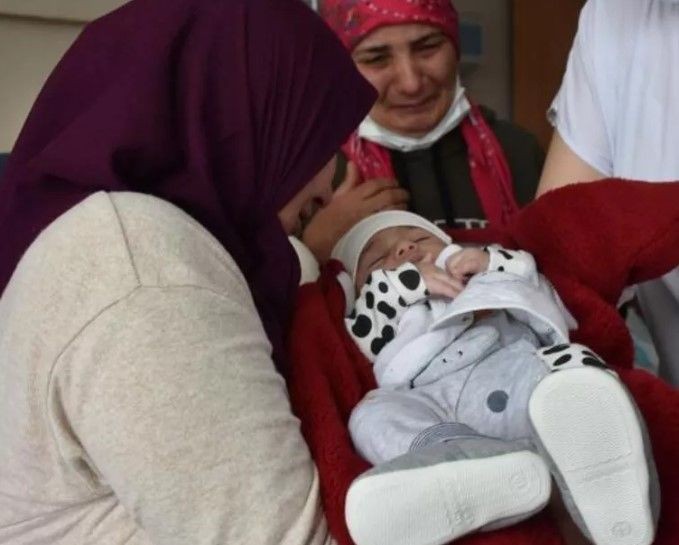 Enkazdan sağ kurtarılan anne ve bebeği 21 gün sonra sarıldı - Resim: 3