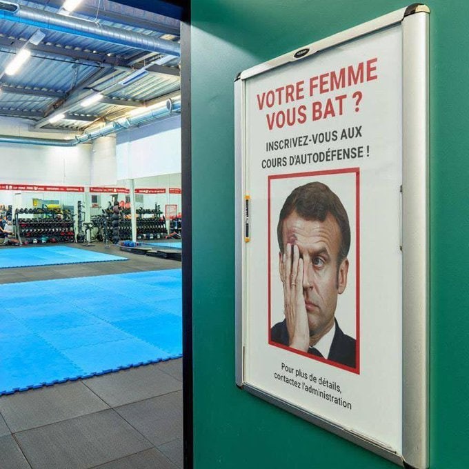 Eşinden tokat yediği iddia edilen Macron'u kızdıracak afiş - Resim : 1