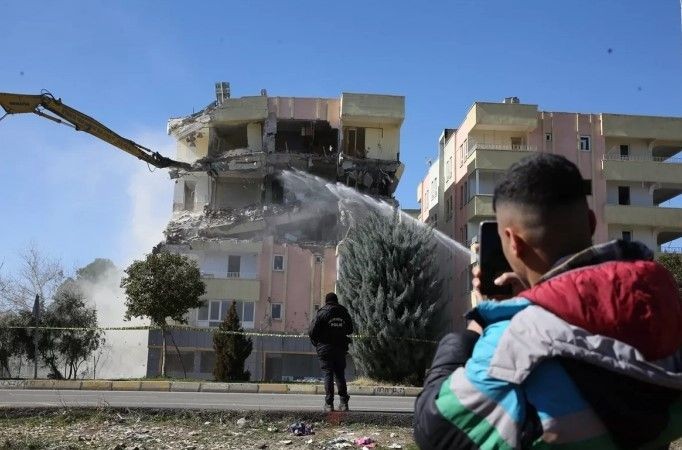 Acının karesi! Şanlıurfa'da depremde ağır hasar alan binalarının yıkımını böyle izlediler - Resim: 7