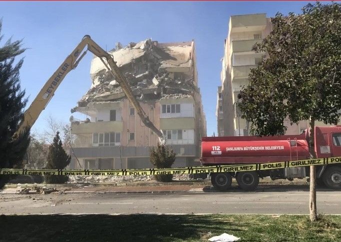 Acının karesi! Şanlıurfa'da depremde ağır hasar alan binalarının yıkımını böyle izlediler - Resim: 2