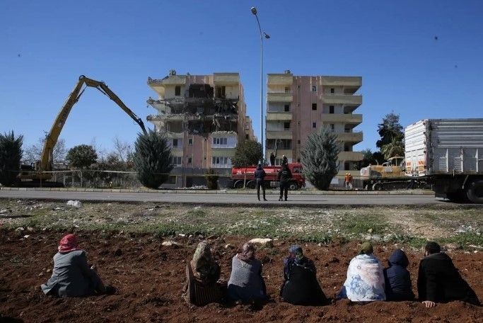 Acının karesi! Şanlıurfa'da depremde ağır hasar alan binalarının yıkımını böyle izlediler - Resim: 8