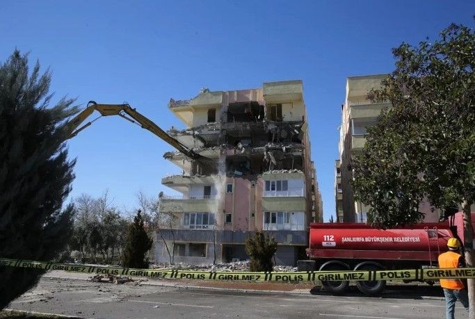 Acının karesi! Şanlıurfa'da depremde ağır hasar alan binalarının yıkımını böyle izlediler - Resim: 9
