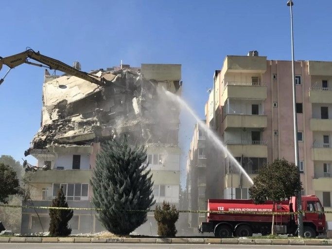 Acının karesi! Şanlıurfa'da depremde ağır hasar alan binalarının yıkımını böyle izlediler - Resim: 5