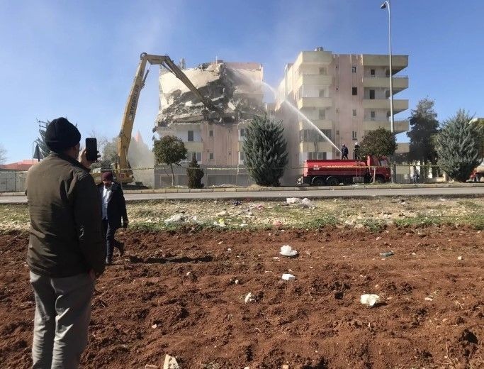 Acının karesi! Şanlıurfa'da depremde ağır hasar alan binalarının yıkımını böyle izlediler - Resim: 3