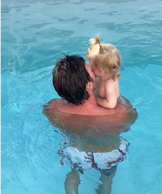 Aile'nin Aslan'ı Kıvanç Tatlıtuğ'un oğlu Kurt Efe'ye bir bakın! İlk kez bu kadar net görüntülendi! Kurt Efe 'hık' demiş babasının burnundan düşmüş... - Resim: 16