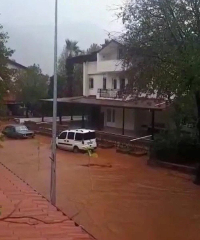 Muğla'da hayat felç oldu: Marmaris ve Bodrum'u fırtına vurdu - Resim: 1