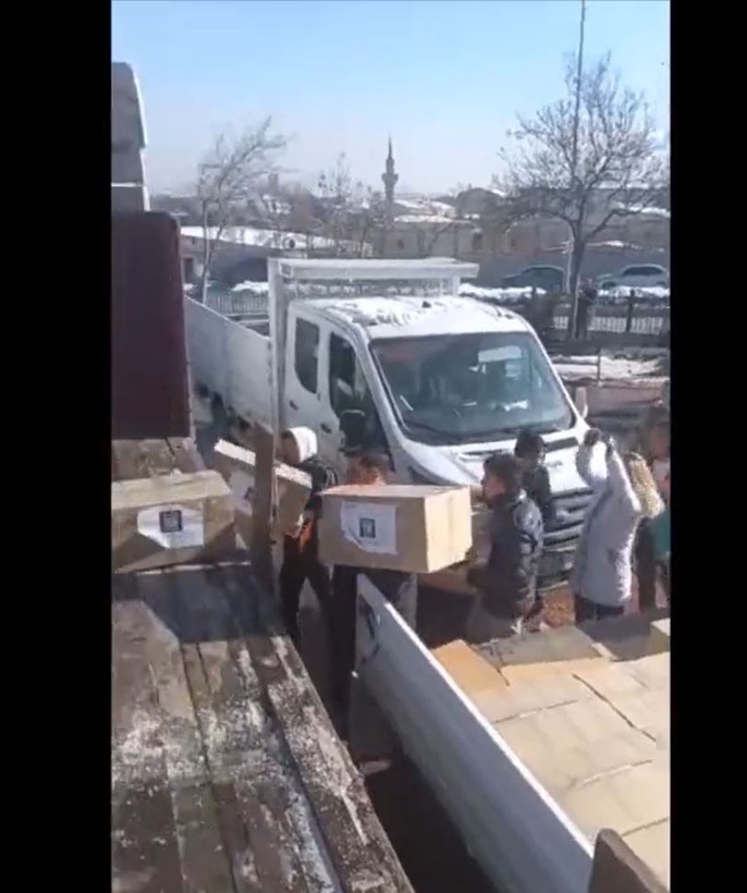 Rusya Büyükelçiliği çalışanları tarafından depremzedeler için toplanan yardım malzemeleri, deprem bölgelerine gönderildi. - Resim: 2