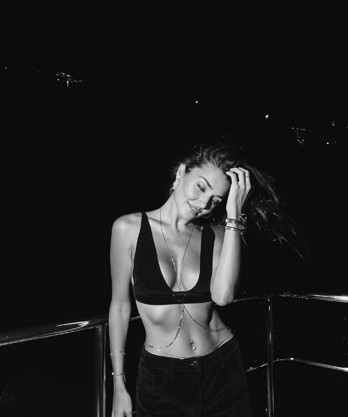 Sevgilisi Hakan Sabancı ile yürüttüğü ilişkisine dolu dizgin devam eden Hande Erçel kaslı fotoğraflarını paylaştı - Resim: 16