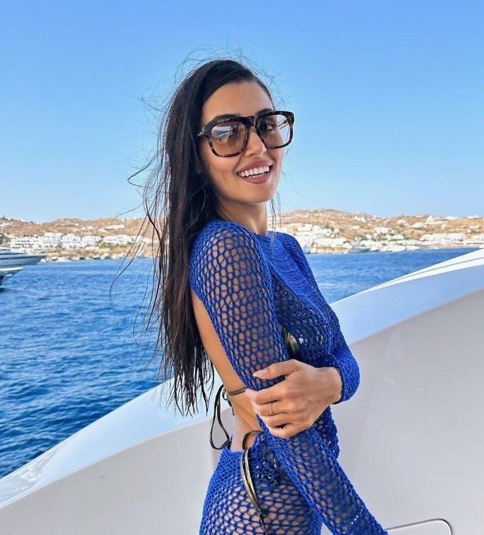 Hande Erçel'in Arabistan pozlarına beğeni yağdı! Güzelliğinin bedeli belli oldu - Resim: 3