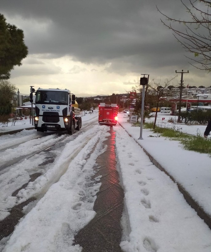 İzmir'in Çeşme ilçesinde Nisan ayında şaşırtan görüntü: Dolunun etkili olduğu yerde plajlar beyaza büründü - Resim: 3