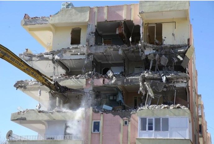 Acının karesi! Şanlıurfa'da depremde ağır hasar alan binalarının yıkımını böyle izlediler - Resim: 13