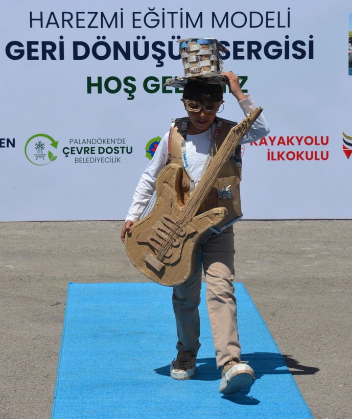 İlkokul öğrencileri, topladıkları atıkları kıyafete dönüştürüp defilede sergiledi - Resim: 2