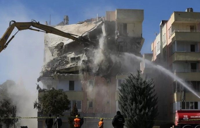 Acının karesi! Şanlıurfa'da depremde ağır hasar alan binalarının yıkımını böyle izlediler - Resim: 10