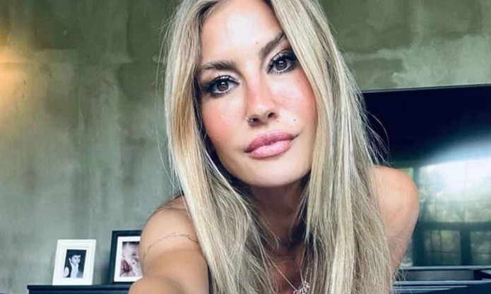 Oğluyla tatile giden Çağla Şıkel buz dolu fıçının içine girdi! 'Soğuktan nefret ediyorum...' - Resim: 2