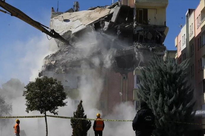 Acının karesi! Şanlıurfa'da depremde ağır hasar alan binalarının yıkımını böyle izlediler - Resim: 14