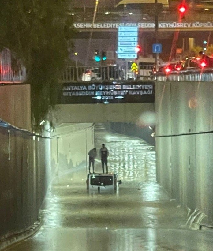 Antalya'da dev dalgalar limanı yuttu! Sular 30 metre yükseldi🌊🟠 - Resim: 16