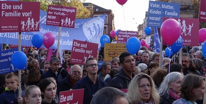 Avusturya'da LGBT karşıtı gösteri! Aileler sapkın örgüte karşı ayaklandı - Resim: 7
