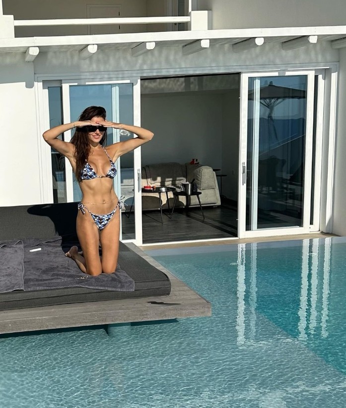 Hande Erçel sevgilisiyle tatiline devam ediyor! Havuz başında minicik bikinisiyle herkesi kendine hayran bıraktı - Resim: 13