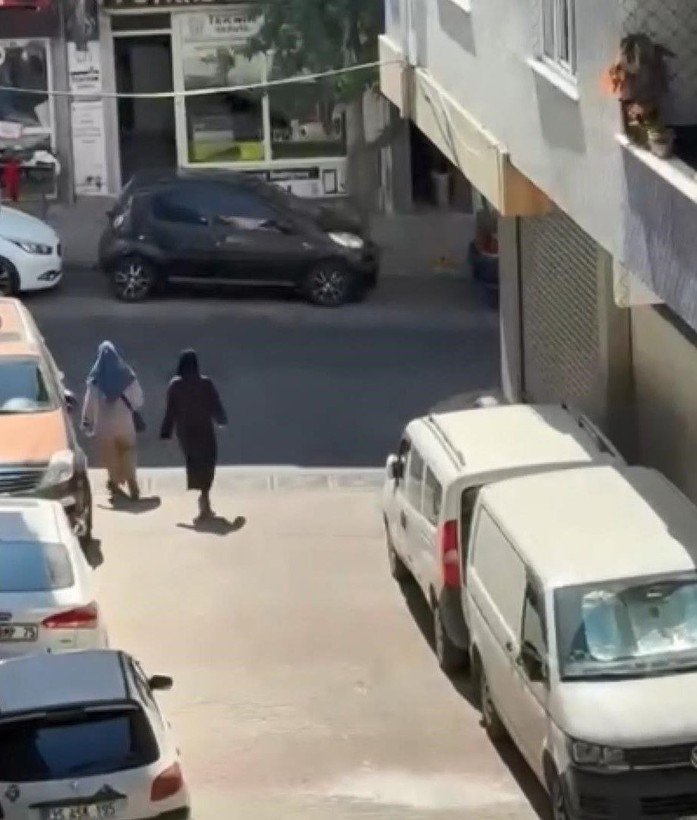 Kapıyı açmaya çalışan hırsız ses duyunca kaçtı! O anlar kamerada - Resim: 6