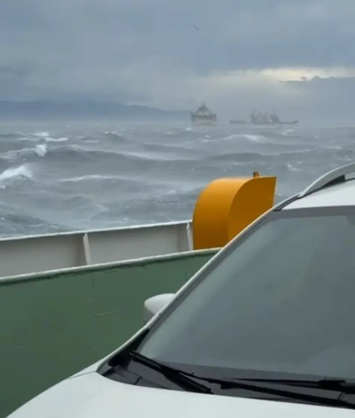 Yalova'da arabalı feribot fırtınada sürüklendi! Çok sayıda yolcu mahsur kaldı - Resim: 4