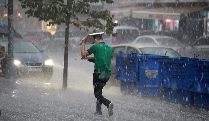 İstanbul'da kavurucu sıcakların ardından sağanak! Göz gözü görmüyor - Resim: 1