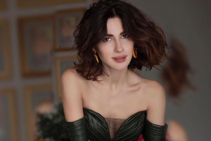Bodrum'da tatiline devam eden Nesrin Cavadzade deniz sonrası sere serpe uzanarak güneşlendi - Resim: 7