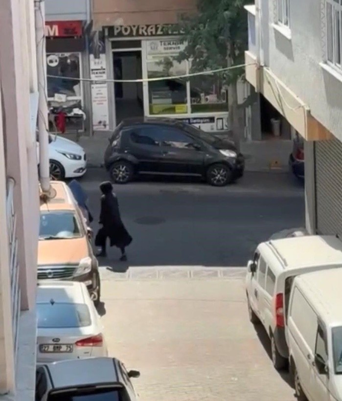 Kapıyı açmaya çalışan hırsız ses duyunca kaçtı! O anlar kamerada - Resim: 7