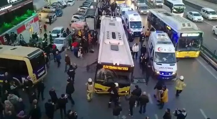 Bahçelievler'de İETT otobüsü durağa girdi! Ölü ve yaralılar var - Resim : 2
