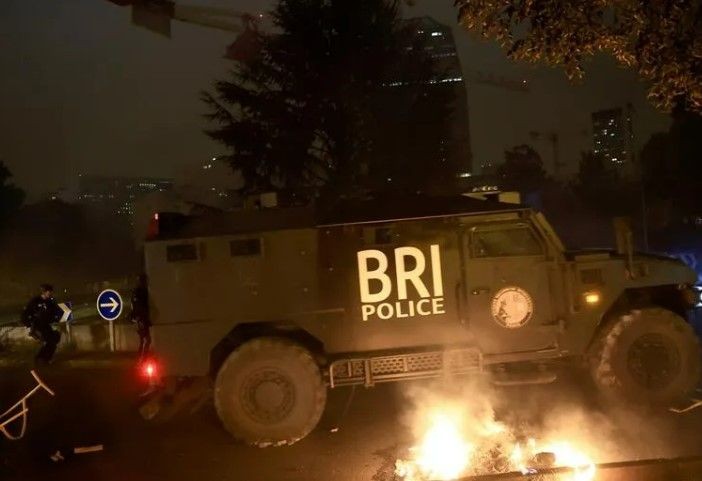 Fransa 17 yaşındaki çocuğun polis tarafından öldürülmesi ile ayağa kalktı! Öldürüldüğü anın görüntüleri çıktı! Paris'te tahliyeler başladı - Resim: 4