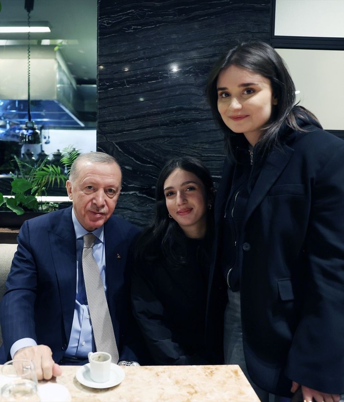 Erdoğan, Ankara'da bir kafede vatandaşlarla sohbet etti, çocukları sevdi - Resim: 11