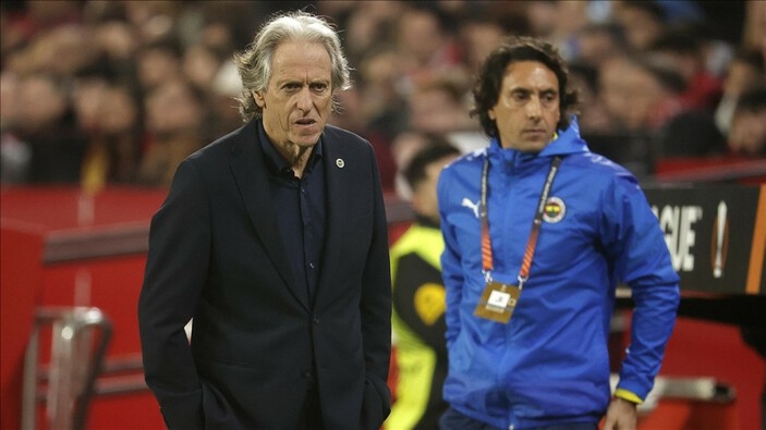 Beşiktaş'a 4-2 yenilginin ardından Fenerbahçe'de taraftarlar Jorge Jesus'u eleştiri yağmuruna tuttu! Jorge Jesus'un sözleşmesinin feshedileceği iddia edildi - Resim : 1