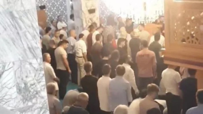 Cuma namazı demediler birbirlerine girdiler! 'Tokat attın' kavgasında camide küfürler havada uçuştu - Resim : 3