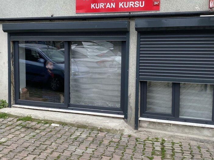 Kadıköy'de bir kadın Diyanet İşleri Başkanlığı'na bağlı Kur'an kursuna saldırdı - Resim : 1