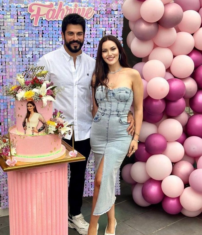 Burak Özçivit ile mutlu bir evliliği olan Fahriye Evcen 37. yaşını kutladı! Doğum günü pastası dikkat çekti - Resim: 4