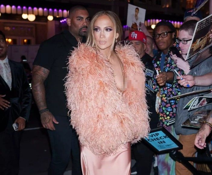Jennifer Lopez kıyafetinin azizliğine uğradı! Elbisesi kayınca göğsü açıldı - Resim: 6