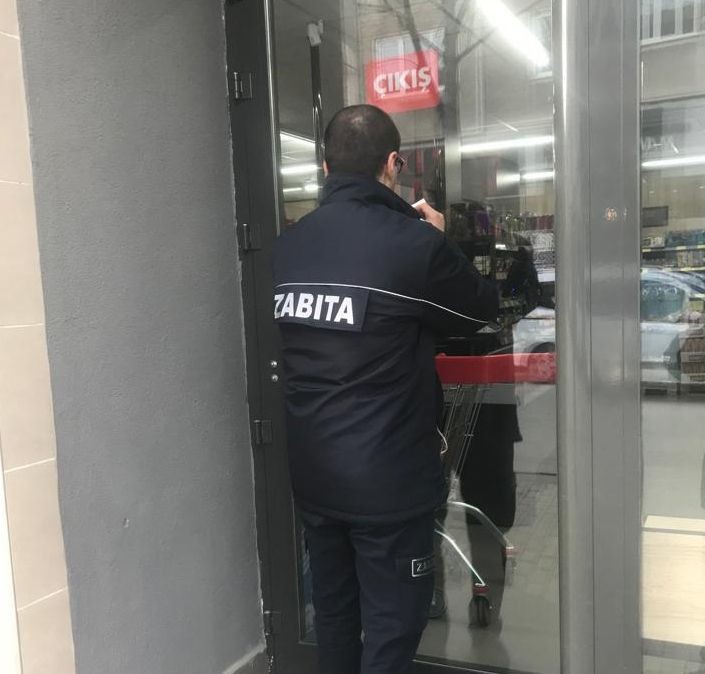 Etiket ihlali yapan 3 zincir marketin 9 şubesi mühürlendi - Resim: 1