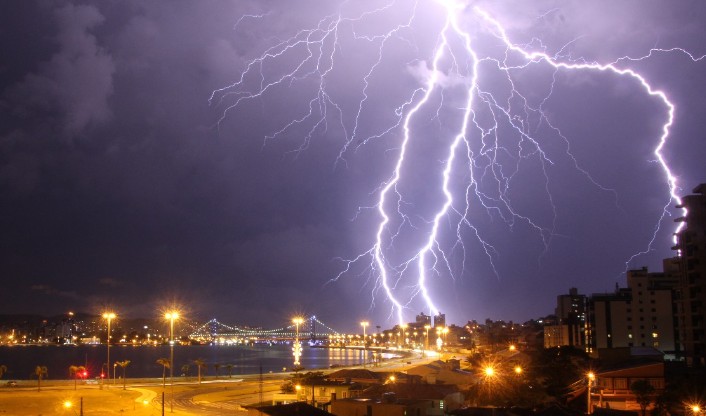 Meteoroloji Genel Müdürlüğü 17 il için sarı kodlu uyarıda bulundu! İstanbul gece şimşeklerle aydınlandı | 17 MAYIS HAVA DURUMU NASIL OLACAK? - Resim: 1