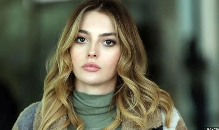 İlginç figürleriyle dikkatleri üzerine çekti! Melis Sezen konserde kendisinden geçti - Resim: 1