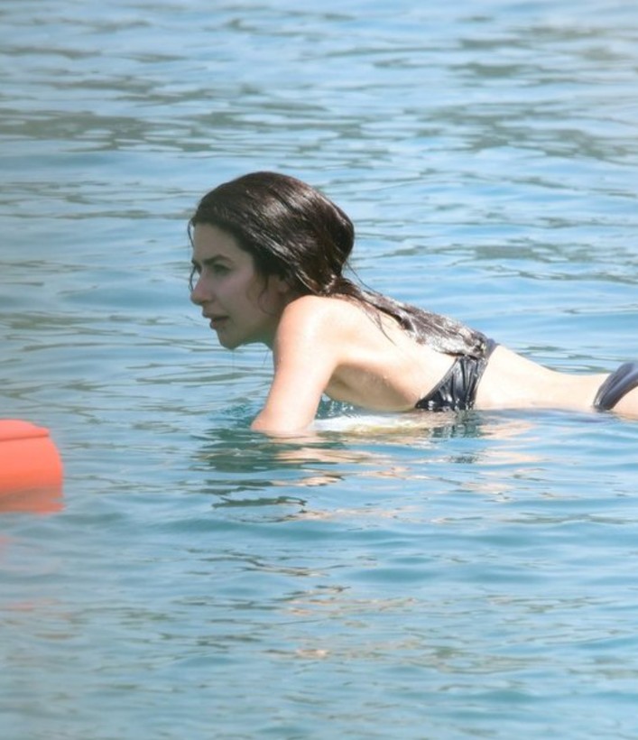 Bodrum'da tatiline devam eden Nesrin Cavadzade deniz sonrası sere serpe uzanarak güneşlendi - Resim: 11