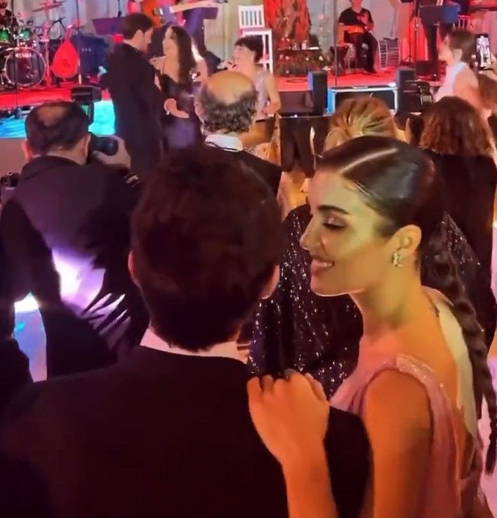 Eda Ece ile Buğrahan Tuncer evlendi! Hande Erçel-Hakan Sabancı çifti aşka geldi, Şevval Sam sahneye atladı, Nesrin Cevadzade bakışları üzerine topladı - Resim: 10