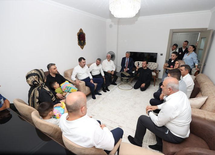 Bakan Kurum'dan Adıyaman'daki depremzede aileye ziyaret - Resim : 1