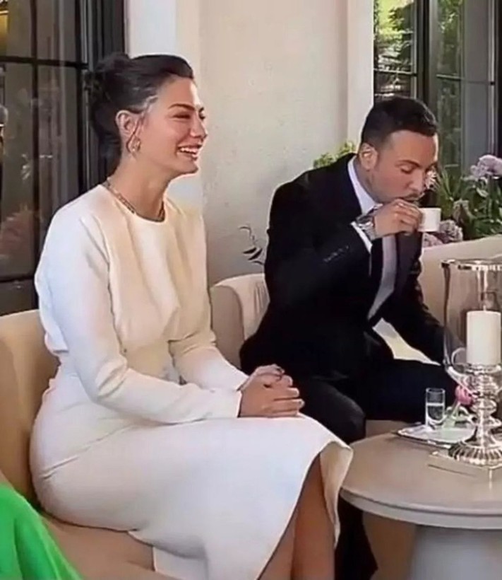 Geçtiğimiz aylarda rüya gibi bir düğünle evlenen Demet Özdemir ve Oğuzhan Koç çiftinden üzen haber geldi! - Resim: 1