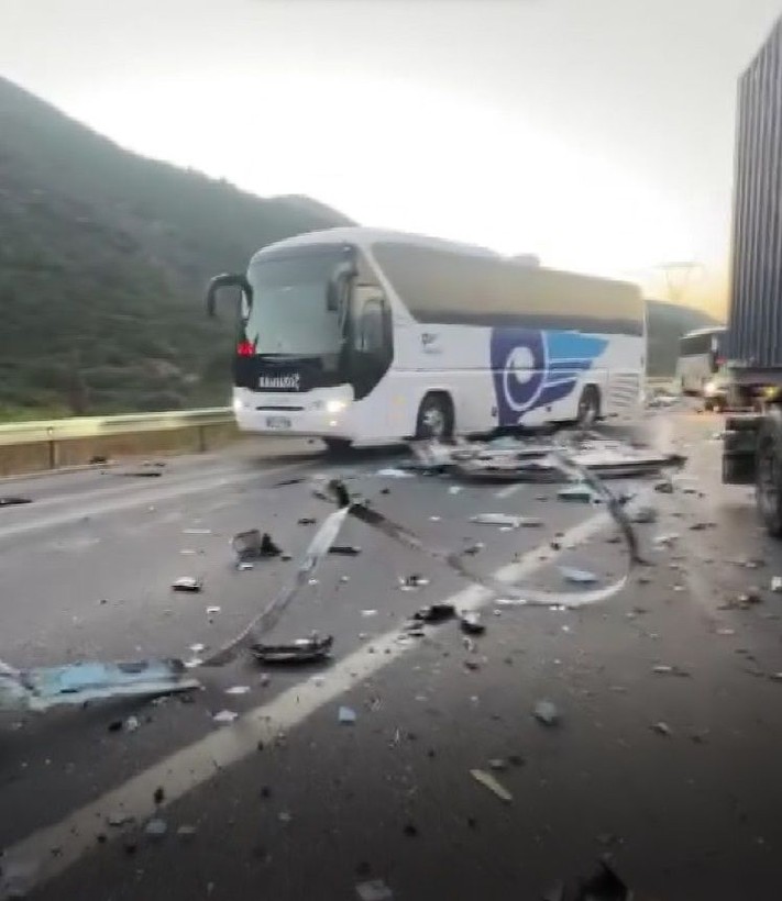 Bursa feci tır kazası! Arıza yapan emniyeti şeridindeki TIR'a TIR çarptı! Şoförler hayatını kaybetti - Resim: 10