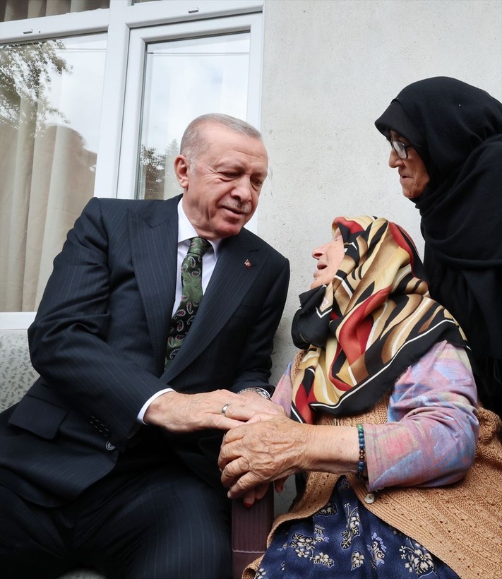Cumhurbaşkanı Erdoğan'a Rize'de komşularından sevgi seli - Resim: 4